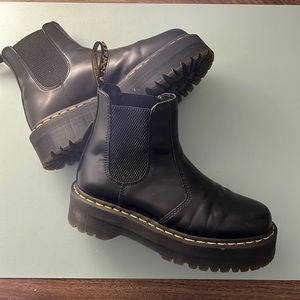 EUC Dr. Martens 2976 Smooth Leather Platform Chelsea Boots